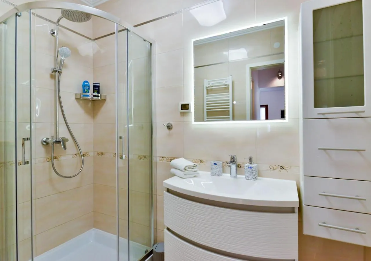 Apartments Leona Umag 0*,