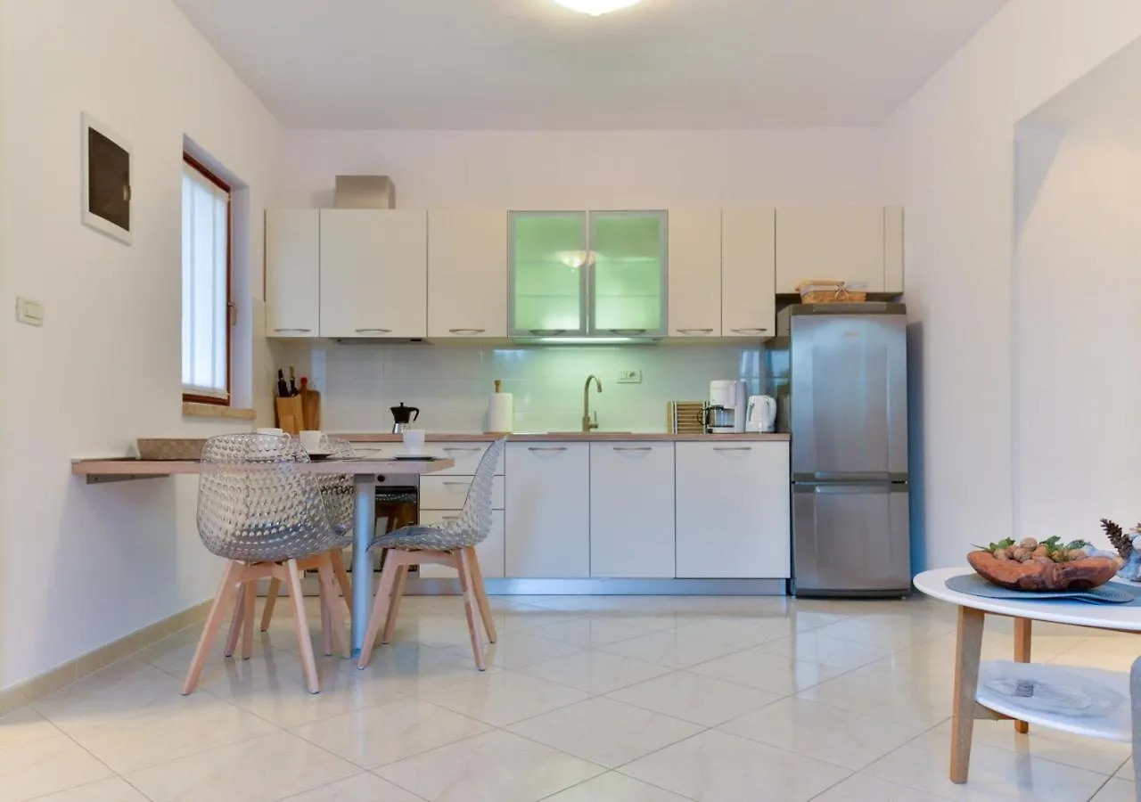 Apartments Leona Umag 0*,